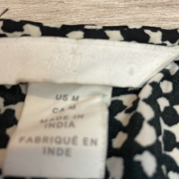 H&M Black & White Silky Pull Over Button Keyhole Back Women’s Blouse Size Medium - Picture 6 of 11